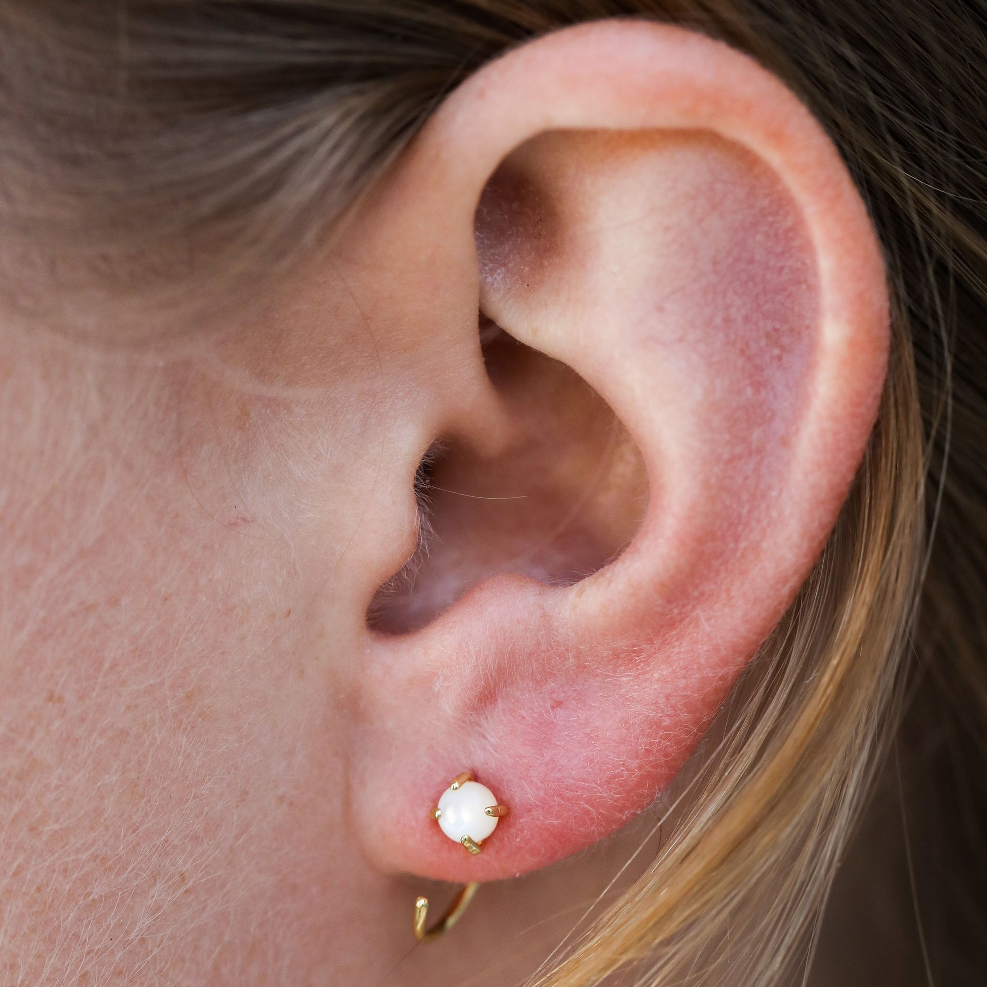 Huggies - Mother of Pearl - Earrings