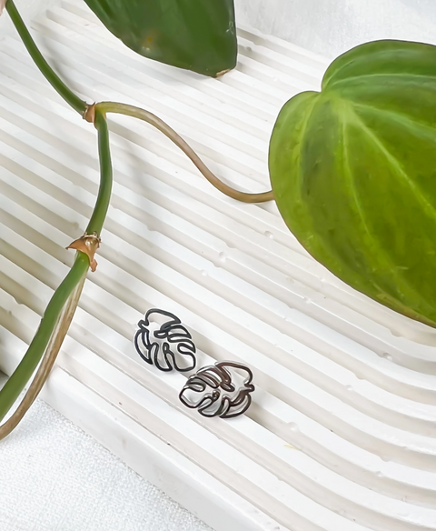Silver Hollow Leaf Stud