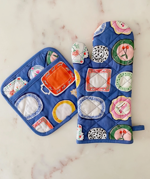 Dinner Plates Oven Mitt + Pot Holder Set