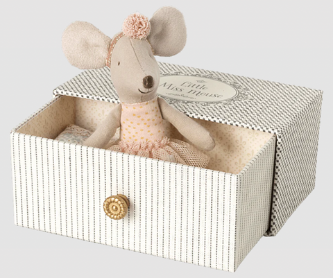 Dance mouse in daybed, Little sister