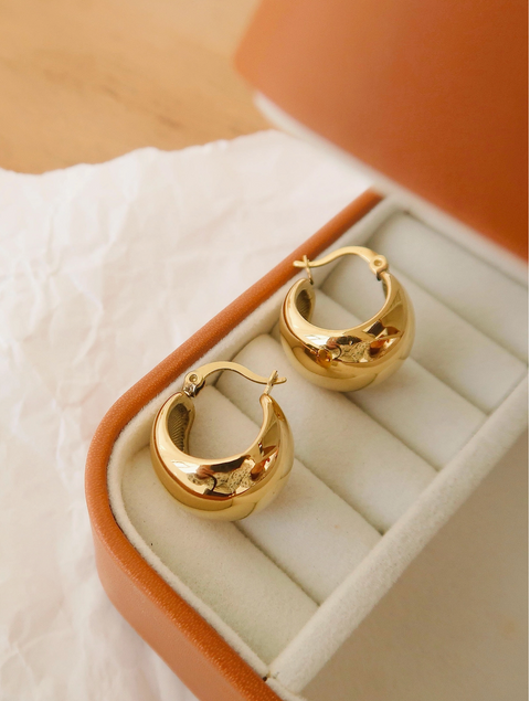 Amélie Gold Huggie Earrings